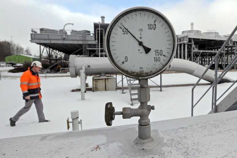 Un manometro che regola la pressione del gas © ANSA/EPA