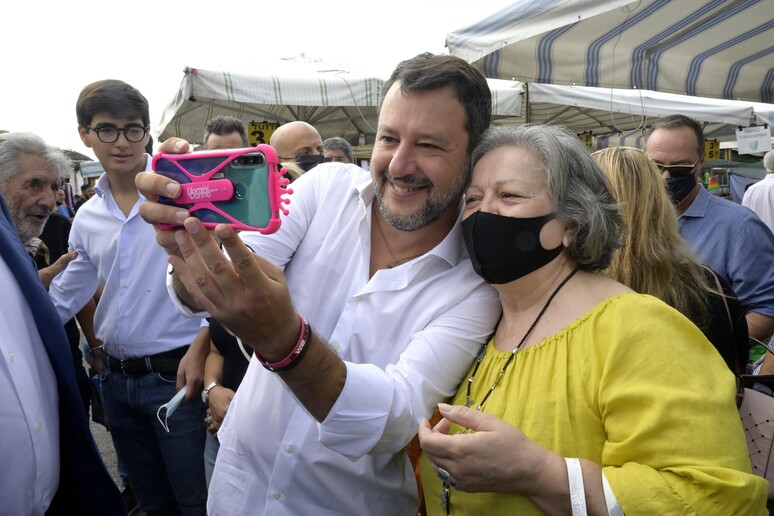 Il leader della Lega, Matteo Salvini, durante un selfie a Roma - RIPRODUZIONE RISERVATA