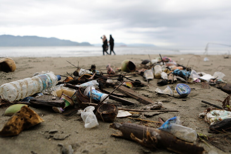 Rifiuti di plastica nel mare in un 'immagine d 'archivio - RIPRODUZIONE RISERVATA