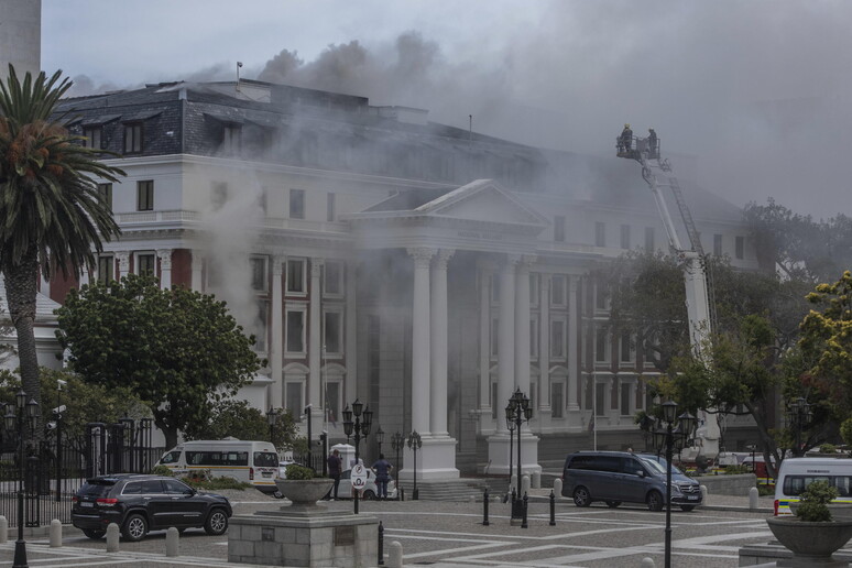 Fire at South Africa 's parliament building in Cape Town © ANSA/EPA