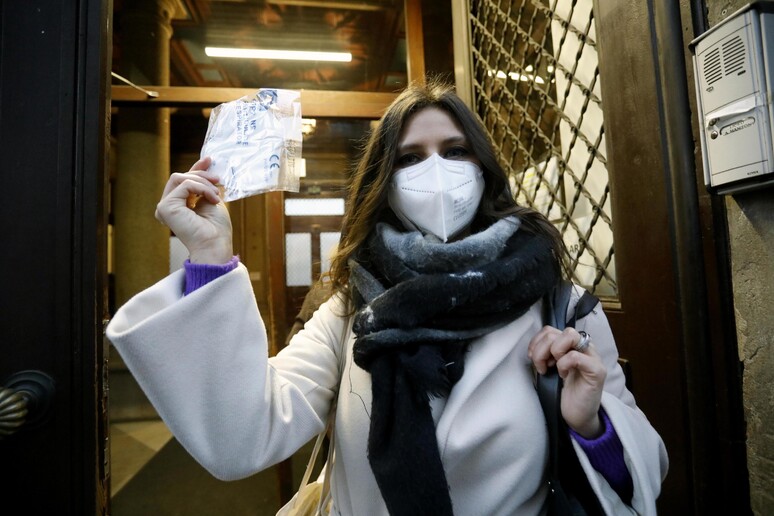 Una docente mostra una mascherina FFP2. Immagine d 'archivio - RIPRODUZIONE RISERVATA