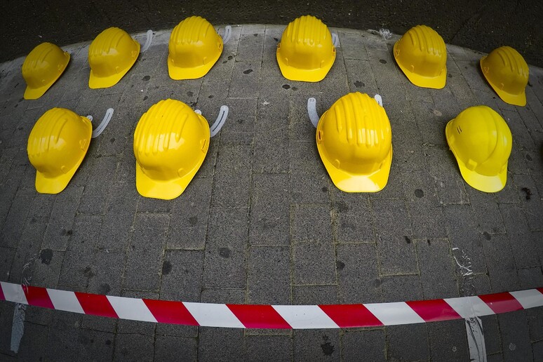 Caschi gialli durante una protesta per gli incidenti sul lavoro (foto di archivio) - RIPRODUZIONE RISERVATA