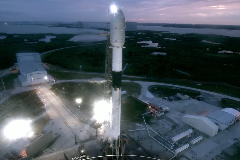 Il razzo Falcon 9  nella base di Cape Canaveral in attesa del lancio (fonte: SpaceX) - RIPRODUZIONE RISERVATA