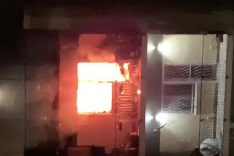 Incendio in una palazzina a Roma, nessun ferito - fermo immagine - RIPRODUZIONE RISERVATA