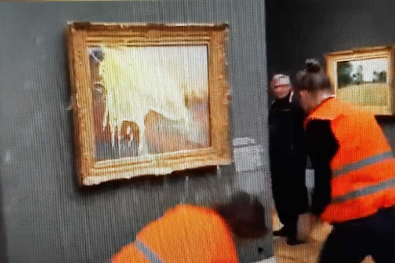 Purè di patate contro un quadro di Monet (foto da Twitter) - RIPRODUZIONE RISERVATA