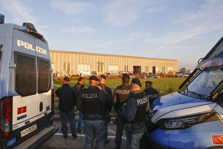 La polizia davanti al capannone dove si è tenuto un rave party nella zona nord di Modena - RIPRODUZIONE RISERVATA