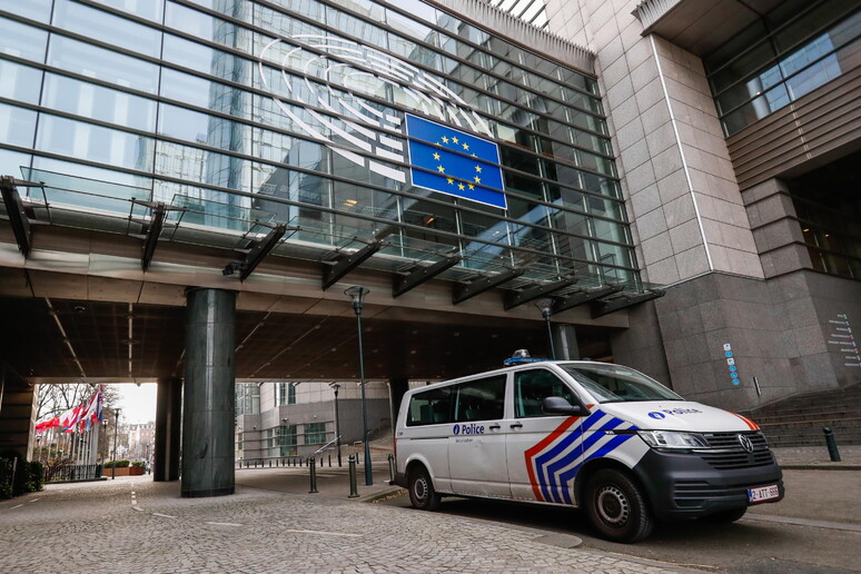 Un mezzo della polizia belga davanti al Parlamento alla sede del Parlamento europeo a Bruxelles © ANSA/EPA