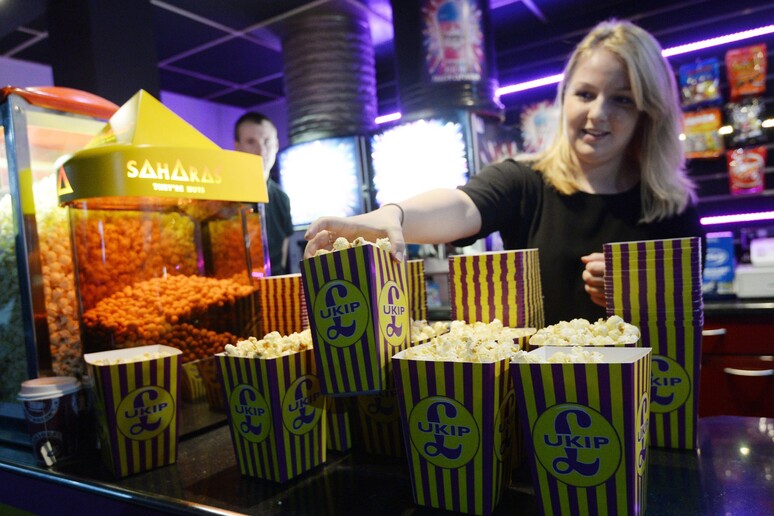 La vendita di pop corn al cinema © ANSA/EPA