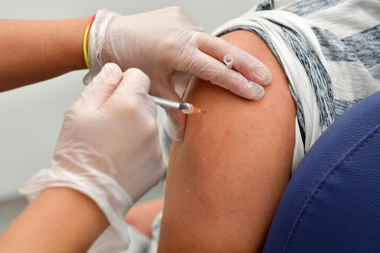 Vaccinazione in una foto di archivio - RIPRODUZIONE RISERVATA