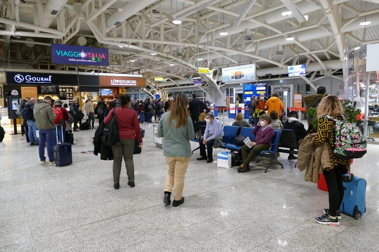 Aeroporto Cagliari, sala d 'attesa - RIPRODUZIONE RISERVATA