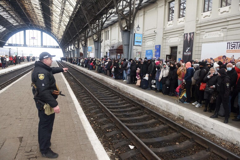 A Kiev presa d 'assalto la stazione dei treni,fuga generale © ANSA/AFP