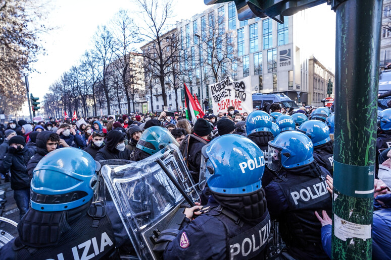 La manifestazione a Torino degli studenti in ricordo di Lorenzo, ragazzo morto durante l 'alternanza  scuola-lavoro. che si è svolta a fine gennaio - RIPRODUZIONE RISERVATA