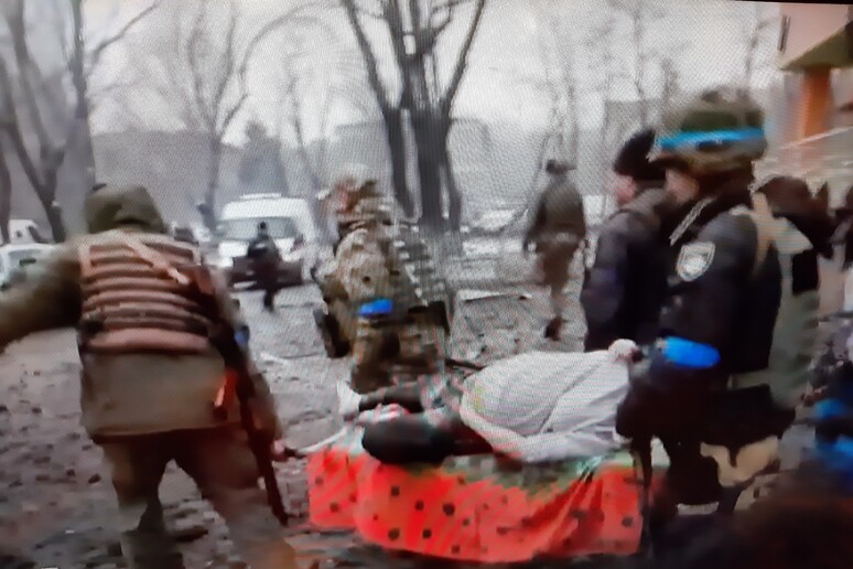 Donna incinta portata via dall 'ospedale di Mariupol dopo l 'attacco del 9 marzo in un frame tratto dal Tg1 del 14 marzo - RIPRODUZIONE RISERVATA
