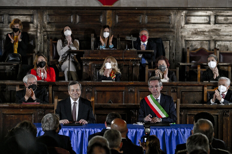 Il presidente del Consiglio, Mario Draghi, e il sindaco di Napoli, Gaetano Manfredi - RIPRODUZIONE RISERVATA