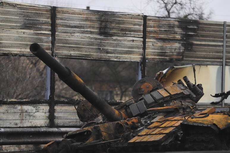 Un tank distrutto nei pressi di Kiev © ANSA/EPA