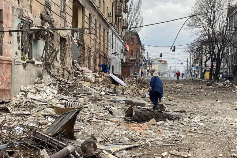 Quartieri residenziali di Mariupol devastati dai bombardamenti russi - RIPRODUZIONE RISERVATA