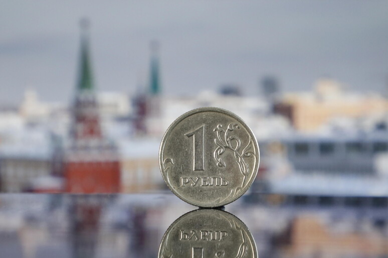 Un rublo (archivio) © ANSA/EPA