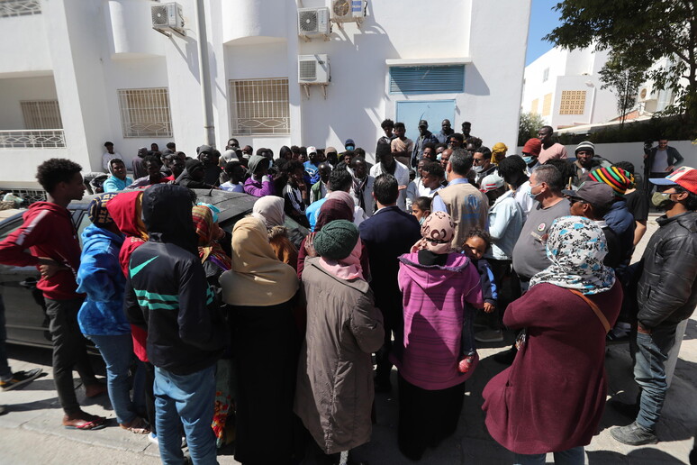 Protesta di rifugiati e richiedenti asilo davanti alla sede dell 'UNHCR a Tunisi © ANSA/EPA