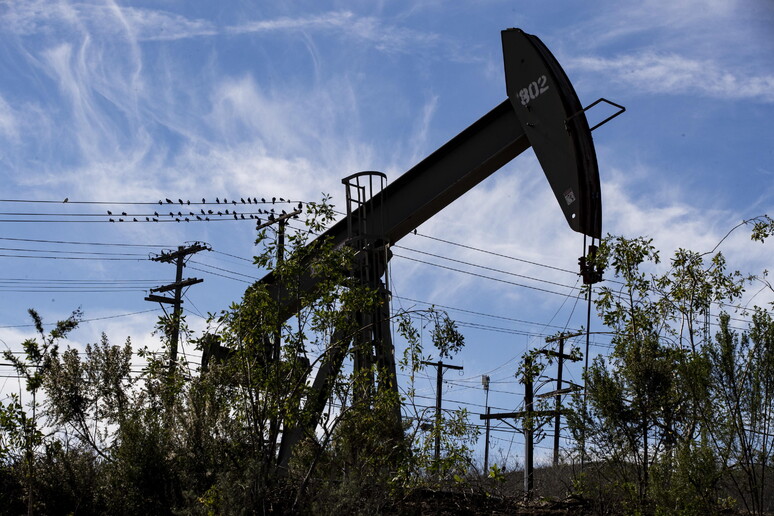 Un impianto di estrazione di petrolio © ANSA/EPA