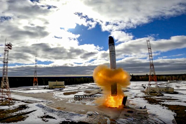 Il lancio di un missile Sarmat in Russia © ANSA/EPA