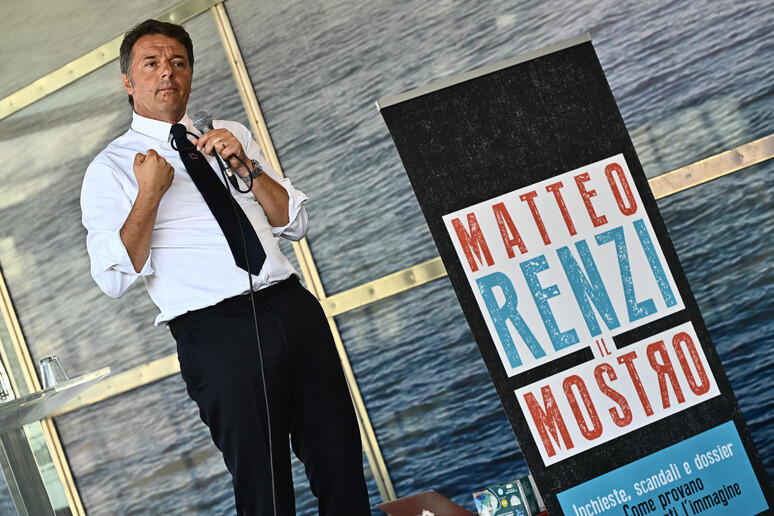 Matteo Renzi a Genova per presentare il suo libro  'Il Mostro ' - RIPRODUZIONE RISERVATA