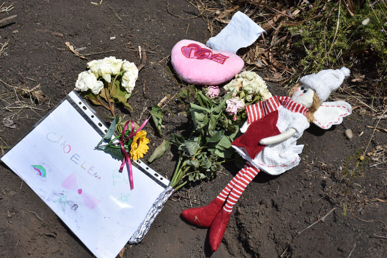 Fiori e giocattoli lasciati sul luogo del ritrovamento del corpo di Elena - RIPRODUZIONE RISERVATA