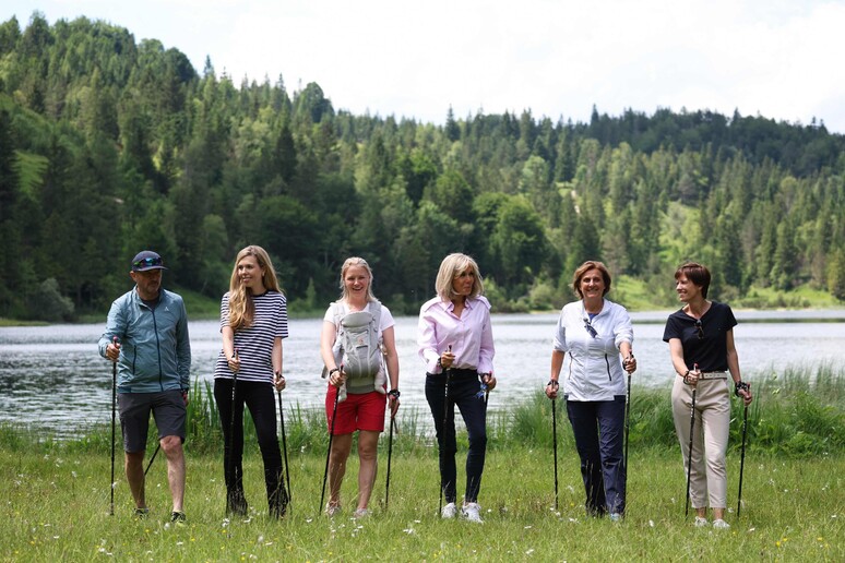 G7: nordic walking per le first ladies © ANSA/AFP