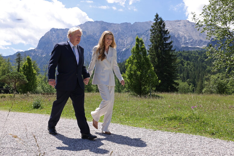 Il primo ministro britannico Boris Johnson con la moglie arriva al vertice del G7 ad Elmau - RIPRODUZIONE RISERVATA