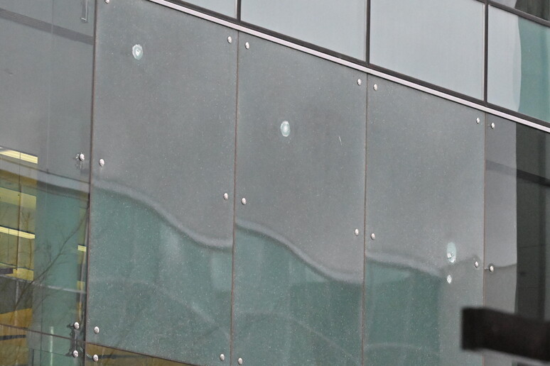 I fori di proiettile sulle vetrate dell 'aeroporto di Canberra © ANSA/EPA