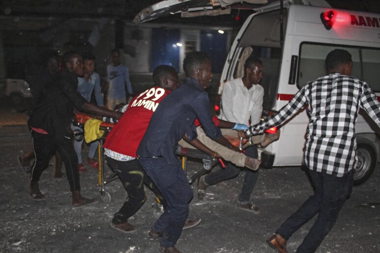 I primi soccorsi dopo l 'attentato a Mogadiscio - RIPRODUZIONE RISERVATA