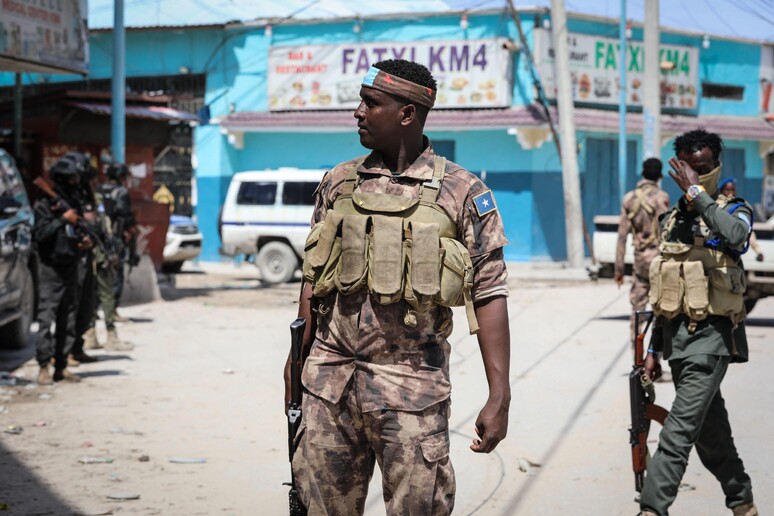 Mogadiscio, un 'immagine di un precedente attacco contro un hotel © ANSA/AFP