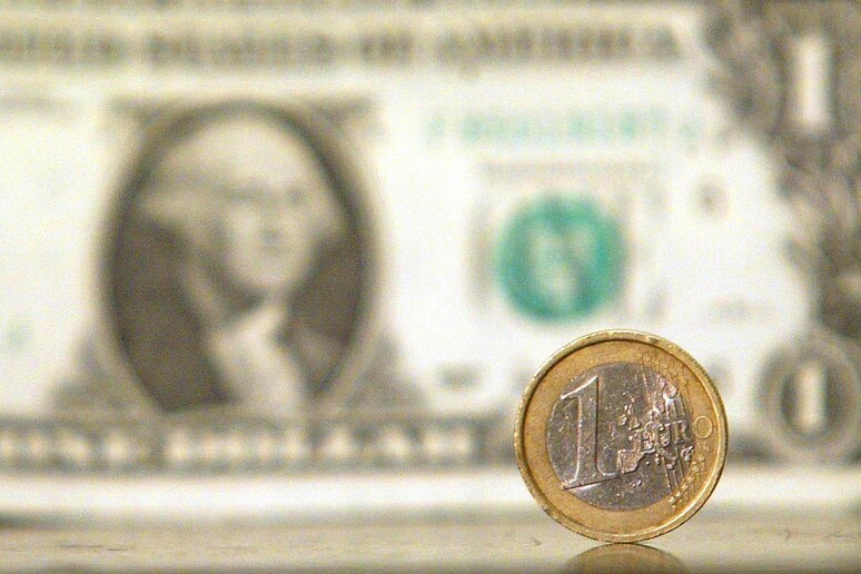 L 'euro scivola a nuovi minimi di 20 anni sul dollaro - RIPRODUZIONE RISERVATA