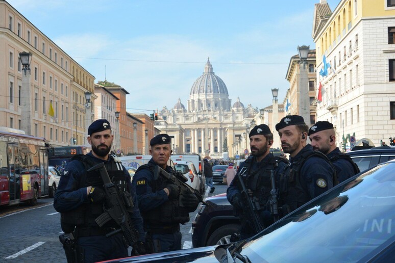Attività di controllo e sicurezza in piazza San Pietro in vista dei funerali del Papa Emerito - RIPRODUZIONE RISERVATA