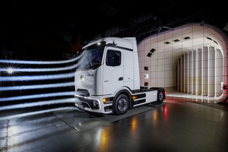 Il truck Mercedes eActros 600 raggiunge 500 km di autonomia © ANSA/Mercedes