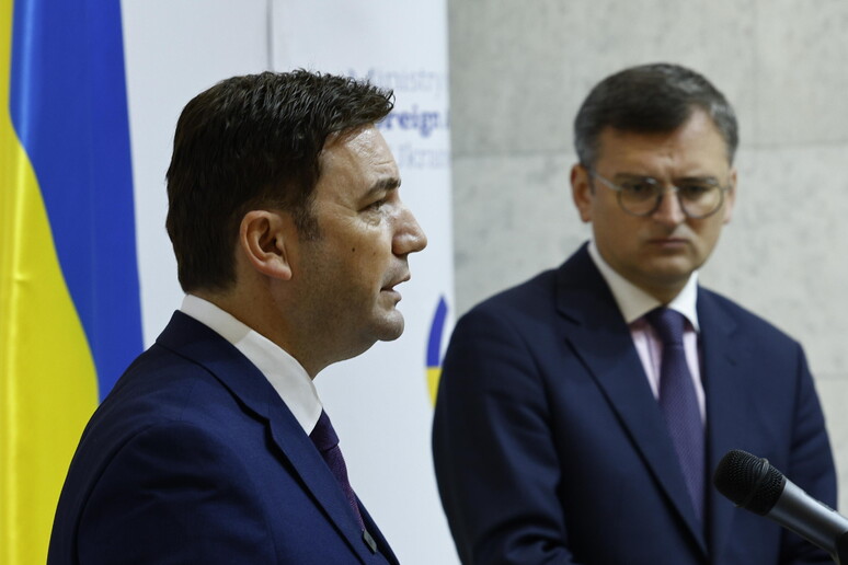 Il presidente dell 'OSCE Bujar Osmani con il ministro degli Esteri ucraino Dmytro Kuleba © ANSA/EPA
