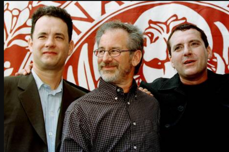 Tom Sizemore (a destra) con Steven Spielberg (al centro) e Tom Hanks (a sinistra) a Venezia per Salvate il soldato Ryan - RIPRODUZIONE RISERVATA