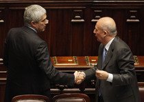Il Ministro della Cultura, Sandro Bondi con Pierferdinando Casini in aula della Camera dei Deputati