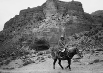 Tiziano Terzani a cavallo sull'altopiano del Mustang