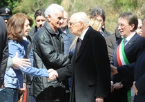 Il presidente della Repubblica, Giorgio Napolitano, saluti i parenti di alcune vittime del terremoto