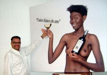 Oliviero Toscani posa davanti alla foto per la pubbliciata' per la campagnia pubblicitaria dei vini Collio