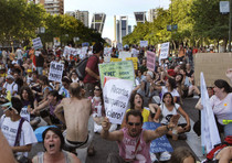 Spagna: indignados rioccupano Madrid
Marcia su capitale contro politici corrotti e poteri forti