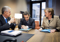 Mario Monti, Nicolas Sarkozy e Angela Merkel a Bruxelles