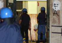 Poliziotti all'ingresso della scuola Diaz di Genova nella notte fra il 21 e il 22 luglio 2001