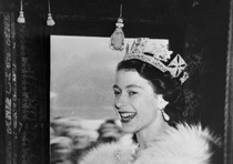La regina Elisabetta II in carrozza a Londra in un'immagine d'archivio