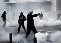 Atene, black bloc in azione