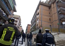 Vigili del fuoco e polizia accorrono per verificare la stabilita' del palazzo di sei piani in via Tarcento