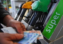 Benzina, sfonda il record di 1,8 euro al litro
