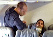 Uno dei due tunisini rimpatriati e fatti salire su l'aereo all'aeroporto di Fiumicino su un volo  Alitalia Roma-Tunisi con nastro da pacchi a tappare la bocca e fascette di plastica ai polsi