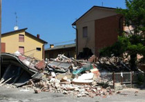 Un edificio crollato a Cavezzo (Twitter)