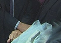 Le mani di Berlusconi mentre fa il gesto delle manette a Ingroia